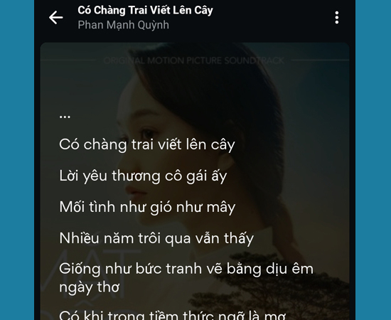 Vào Youtube và chọn một video nhạc bất kì, ứng dụng sẽ tự động mở và hiển thị lời bài hát