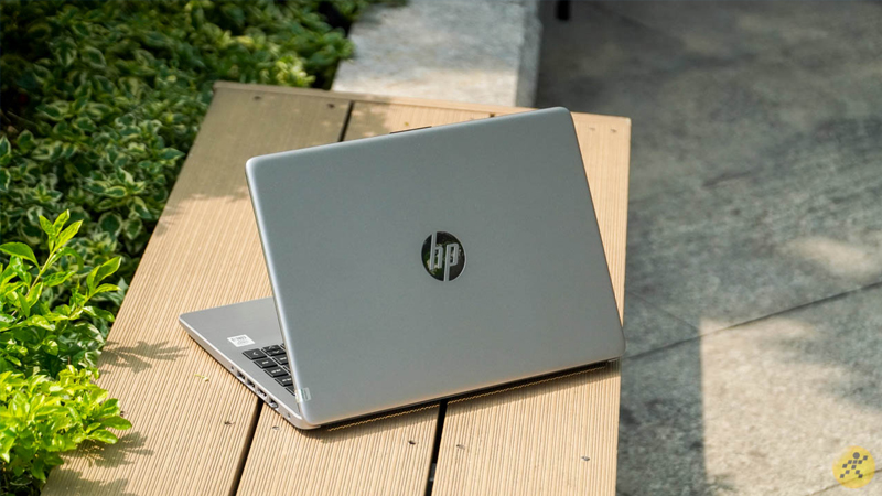 Thiết kế bên ngoài của laptop