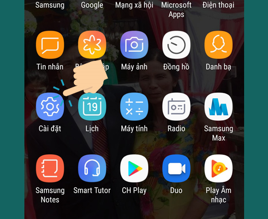 Bước 1: Đầu ti&ecirc;n h&atilde;y bấm v&agrave;o C&agrave;i đặt tr&ecirc;n m&agrave;n h&igrave;nh ch&iacute;nh.