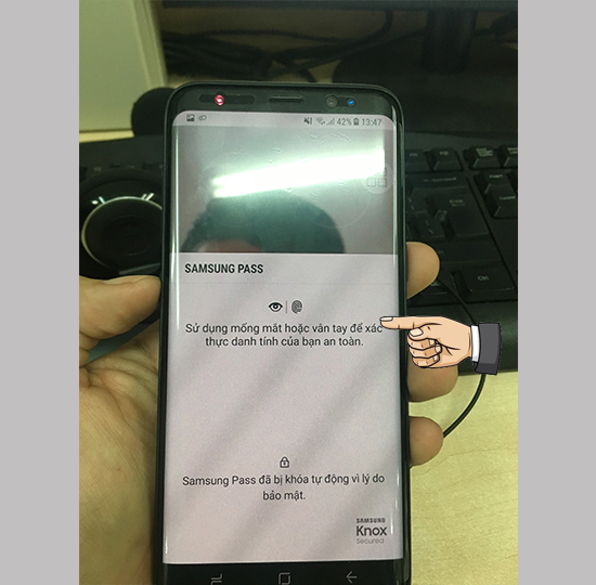 X&aacute;c nhận bằng m&oacute;ng mắt hoặc v&acirc;n tay đ&atilde; thiết lập sẵng trong m&aacute;y